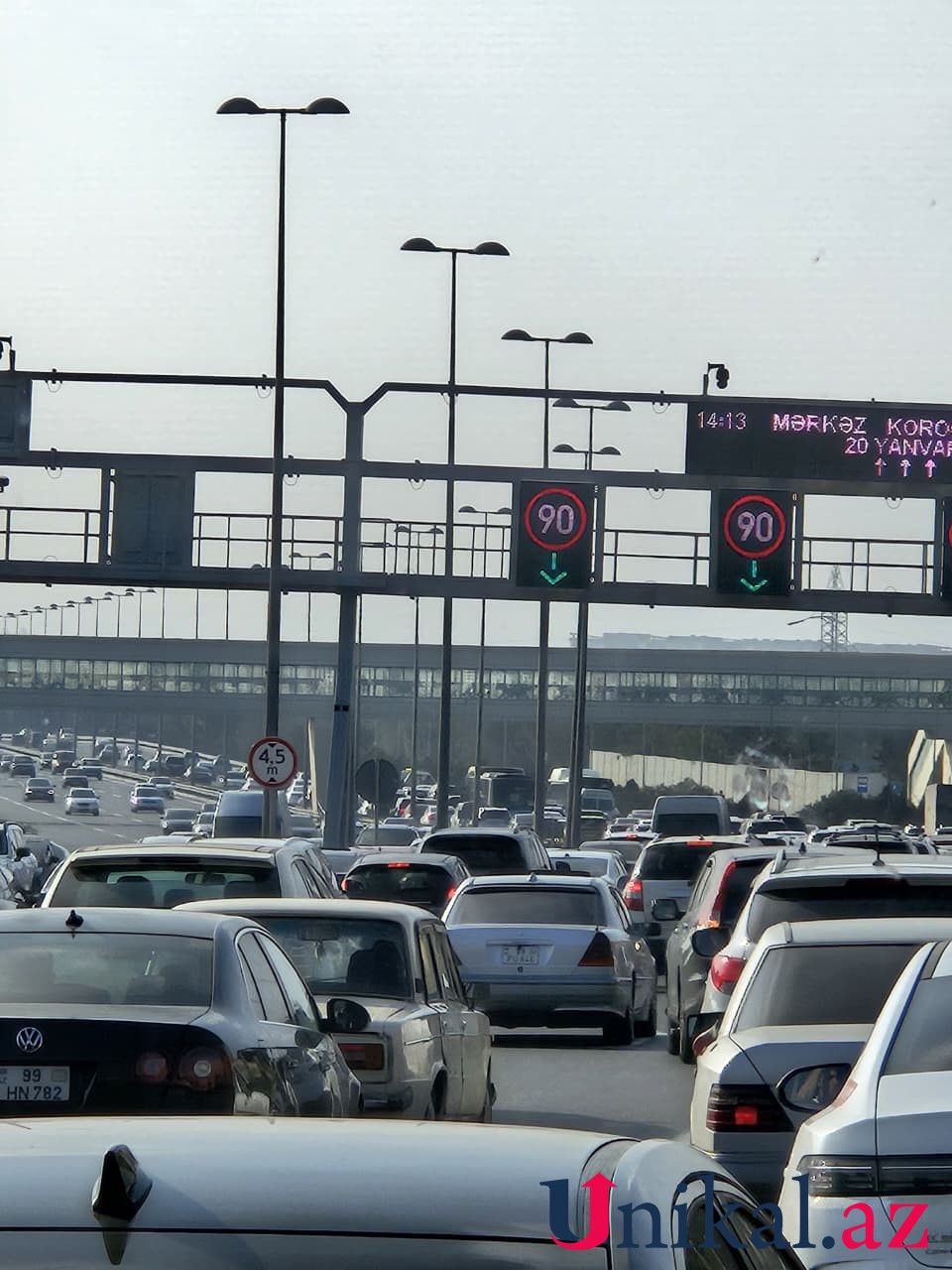Aeroport yolunda qəza tıxaca səbəb oldu - FOTOLAR (VİDEO)
